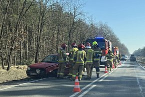 Utrudnienia na krajowej „12”. Zderzenie dwóch aut przed Brzostowem (ZDJĘCIA)