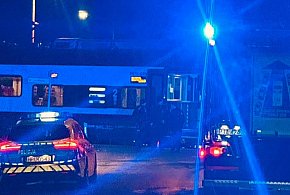 Kolizja na przejeździe kolejowym w Jarocinie. Pociąg uderzył w samochód