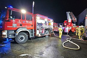 Nocny pożar w zakładzie mięsnym w Golinie. W akcji kilkanaście zastępów straży