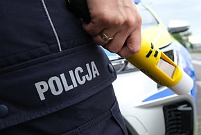 Jechał pijany i bez prawa jazdy. Rozbił się na drzewie przy Rynku