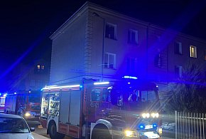 Wieczorna akcja straży w Jarocinie. Ogień pojawił się w piwnicy budynku (ZDJĘCIA)