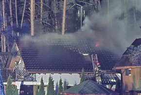 Płonął dach domu w Zaniemyślu. Duże straty po pożarze (ZDJĘCIA)