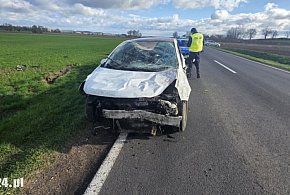 Lany Poniedziałek z groźnym zdarzeniem. Opel poza jezdnią (ZDJĘCIA)