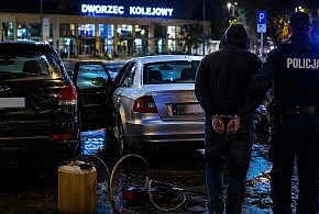 Nieudana kradzież na parkingu przy dworcu. Grozi mu do 10 lat więzienia
