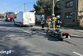 Zderzenie auta dostawczego z motocyklem. DK12 w Jaraczewie zablokowana