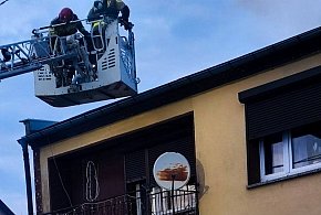 Wieczorna interwencja w gminie Jaraczewo. Zapalił się przewód kominowy (ZDJĘCIA)