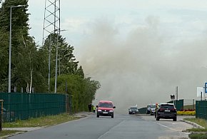 Pożar w Wielkopolskim Centrum Recyklingu w Jarocinie. Nad miastem unosi się dym