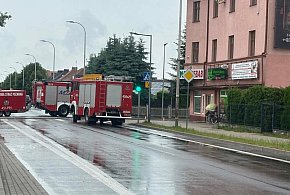Ul. Wojska Polskiego w Jarocinie nieprzejezdna. Strażacy działają na miejscu