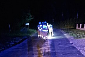 Nocna interwencja strażaków. Usuwali plamę oleju na drodze (ZDJĘCIA)