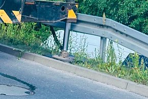 Kierowca nie wyrobił na łuku. Bus dachował i wpadł do Lipinki (ZDJĘCIA)