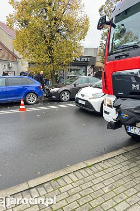 Pięć aut osobowych i ciężarówka zderzyły się w centrum Jarocina-2531