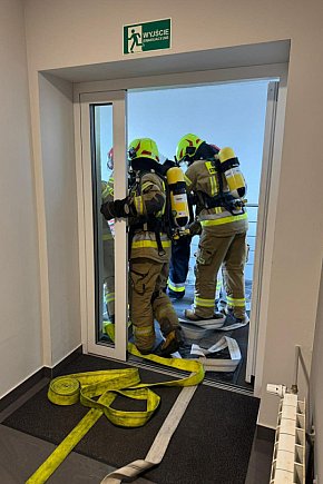 Zaskoczenie wśród interesantów. Urzędnicy ewakuowani, strażacy w akcji w Jaraczewie-2673