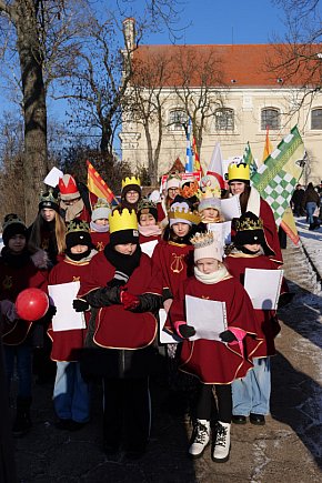 Polonez przy kolędzie i żywa szopka – tak świętowano Trzech Króli w Żerkowie-2759