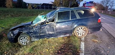 Samochód wypadł z drogi o świcie. W Lubinii Małej interweniowały służby (ZDJĘCIA)-15770