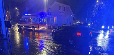 Potrącenie na zjeździe z al. Niepodległości. Kobieta trafiła do szpitala-15779