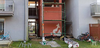 Koniec wieloletnich zaniedbań. Trwa remont elewacji mieszkań czynszowych (ZDJĘCIA)-16623