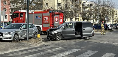 Zderzenie samochodów na skrzyżowaniu w Jarocinie. Utrudnienia w ruchu (ZDJĘCIA)