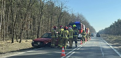 Utrudnienia na krajowej „12”. Zderzenie dwóch aut przed Brzostowem (ZDJĘCIA)