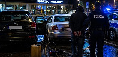 Nieudana kradzież na parkingu przy dworcu. Grozi mu do 10 lat więzienia