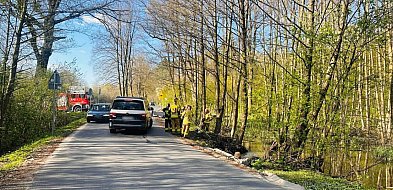 Przerwana grobla w Wilkowyi. Strażacy walczą z uciekającą wodą (ZDJĘCIA)