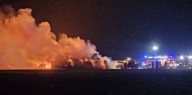 Seria pożarów w powiecie średzkim. Tym razem zapalił się stóg (ZDJĘCIA, WIDEO)