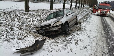 Dwie osoby w aucie, jedna ranna. Wypadek w Wyszkach (ZDJĘCIA)