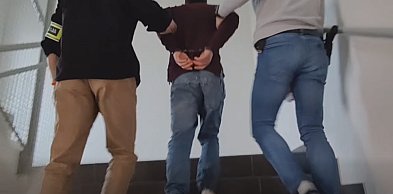 27-latek pobił mężczyznę przed sklepem. Grozi mu do 7,5 roku więzienia (WIDEO)