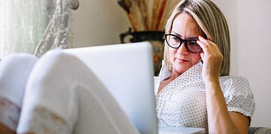 Problemy z czytaniem i widzeniem z bliska? Dowiedz się, jak odzyskać ostrość bez c