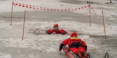 Dramatyczny scenariusz na lodzie. Tak wygląda akcja ratunkowa krok po kroku