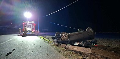 Nocna kolizja w Jarocinie. Auto dachowało po zderzeniu na skrzyżowaniu DK 12 i 15