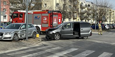 Zderzenie samochodów na skrzyżowaniu w Jarocinie. Utrudnienia w ruchu (ZDJĘCIA)
