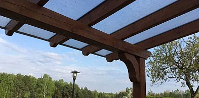 Wykorzystanie płyt z plexi – gdzie sprawdzają się naprawdę i jak wybrać