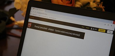 Ósmoklasiści złożą wnioski wyłącznie elektronicznie. Powiat szkoli kadrę (ZDJĘCIA)