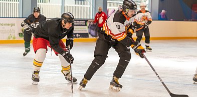 Sport, muzyka i pomoc. IV Turniej Hokejowy odbył się w Jarocinie FOTORELACJA