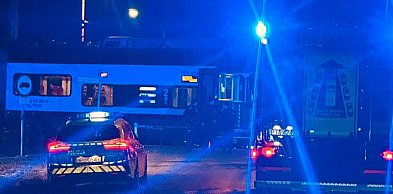 Kolizja na przejeździe kolejowym w Jarocinie. Pociąg uderzył w samochód