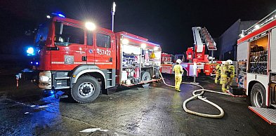 Nocny pożar w zakładzie mięsnym w Golinie. W akcji kilkanaście zastępów straży