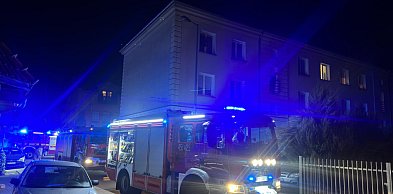 Wieczorna akcja straży w Jarocinie. Ogień pojawił się w piwnicy budynku (ZDJĘCIA)