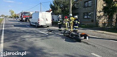 Zderzenie auta dostawczego z motocyklem. DK12 w Jaraczewie zablokowana