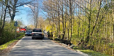 Przerwana grobla w Wilkowyi. Strażacy walczą z uciekającą wodą (ZDJĘCIA)