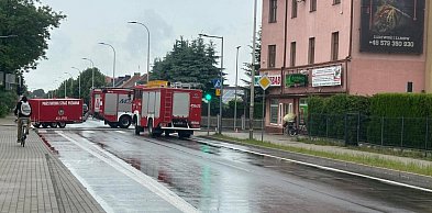 Ul. Wojska Polskiego w Jarocinie nieprzejezdna. Strażacy działają na miejscu