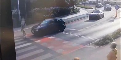 Tak nie wolno przejeżdżać przez przejście! Chwila nieuwagi i wypadek (WIDEO)-15073