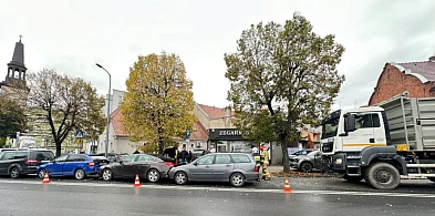5 samochodów zderzyło się w centrum Jarocina. Jedna osoba poszkodowana (ZDJĘCIA)-15711
