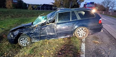 Samochód wypadł z drogi o świcie. W Lubinii Małej interweniowały służby (ZDJĘCIA)-15770