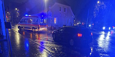 Potrącenie na zjeździe z al. Niepodległości. Kobieta trafiła do szpitala-15779