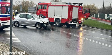 Kotlin: zderzenie na łuku drogi. Trzy osoby poszkodowane, utrudnienia na DK11-15836