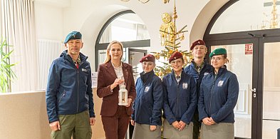 Symbol pokoju i nadziei w rękach samorządowców. Harcerze z wizytą przed świętami-16611