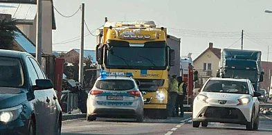 Zderzenie Forda z ciężarówką w Piekarzewie. Obaj kierowcy z Jarocina-16837