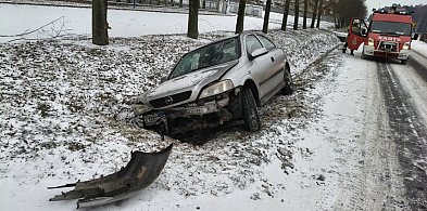 Dwie osoby w aucie, jedna ranna. Wypadek w Wyszkach (ZDJĘCIA)