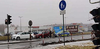 Kolizja na ul. Powstańców Wlkp. w Jarocinie. Fiat uderzył w Peugeota (ZDJĘCIA)