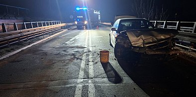 Pechowy poranek dla kierowcy BMW. Na drodze Dobrzyca-Pleszew zderzył się z barierą